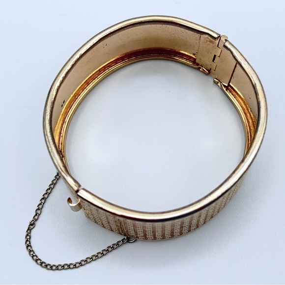 Vintage Gold Tone Wide Cuff Bracelet Textured Hinged Bangle Safety Chain - Picture 10 of 15